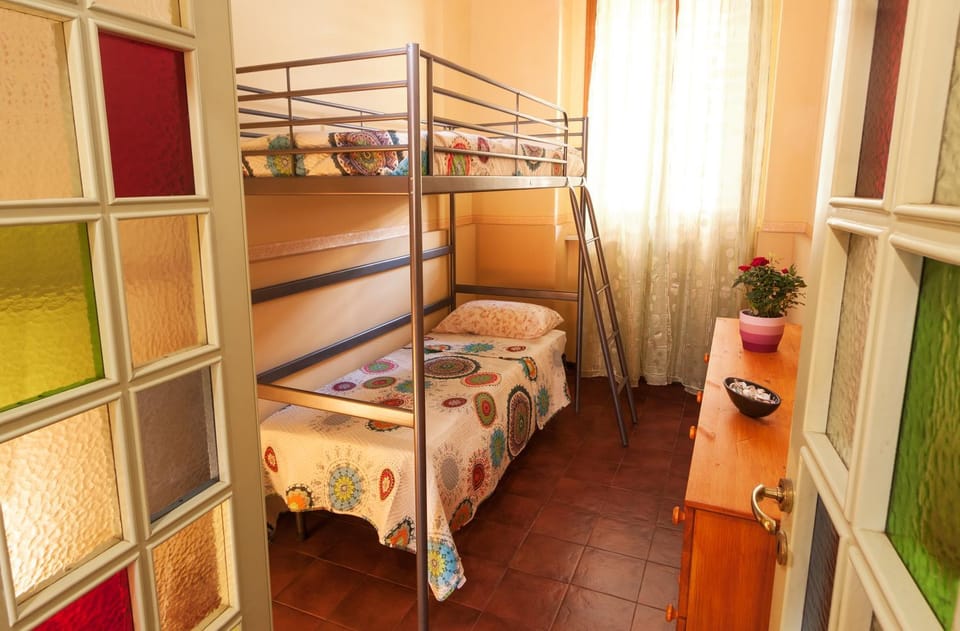 Bedroom, bunk bed