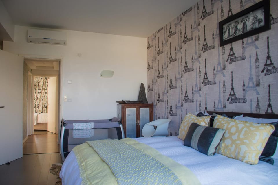 Photo of the whole room, air conditioner