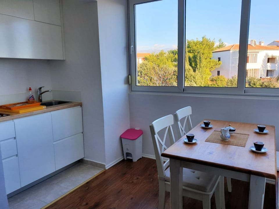 Kitchen or kitchenette, Dining area