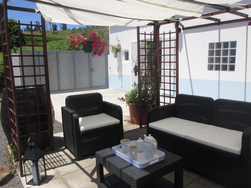 Patio, Patio, Facade/entrance, Garden, Coffee/tea facilities, Lobby or reception, Food and drinks, Banquet/Function facilities, Decorative detail, Seating area, Dining area, Pets, Garden view, Mountain view, Sea view, Street view, young children, older children, group of guests
