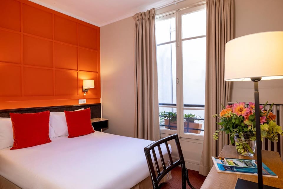 Photo of the whole room, Bedroom, Inner courtyard view