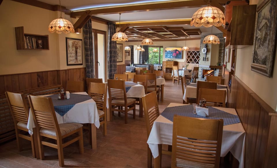 Restaurant/places to eat, Banquet/Function facilities, Seating area