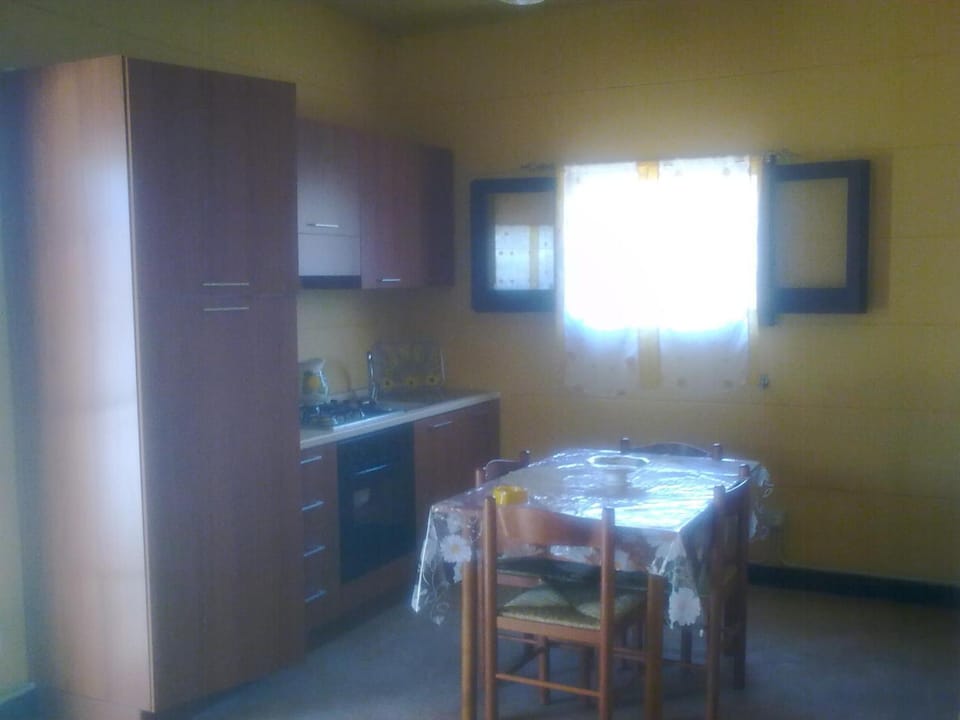 Dining area, pet friendly, stove