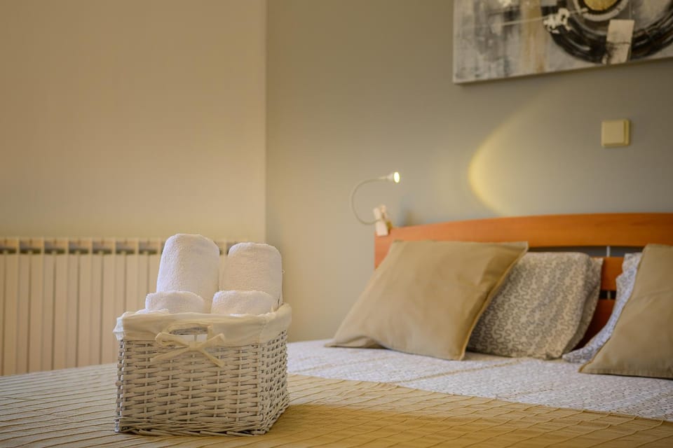 Bed, Bedroom, towels