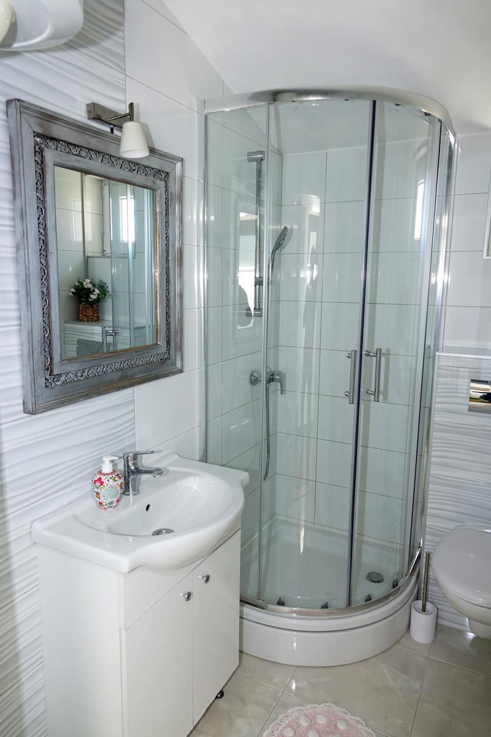 Shower, Toilet