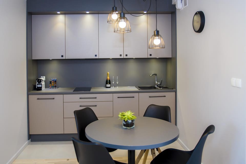 Kitchen or kitchenette, Dining area