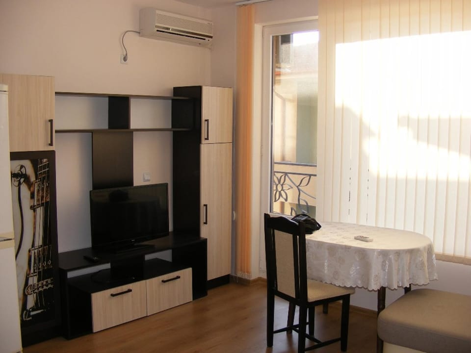 Communal lounge/ TV room, TV and multimedia, Living room, Seating area, Dining area