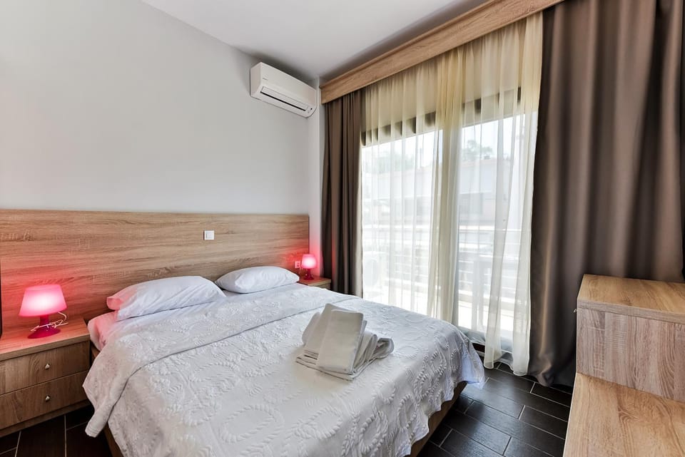 Bed, Balcony/Terrace, Bedroom