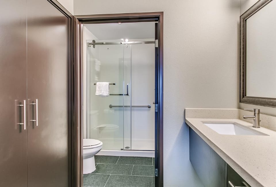 Shower, Toilet, Bathroom, towels