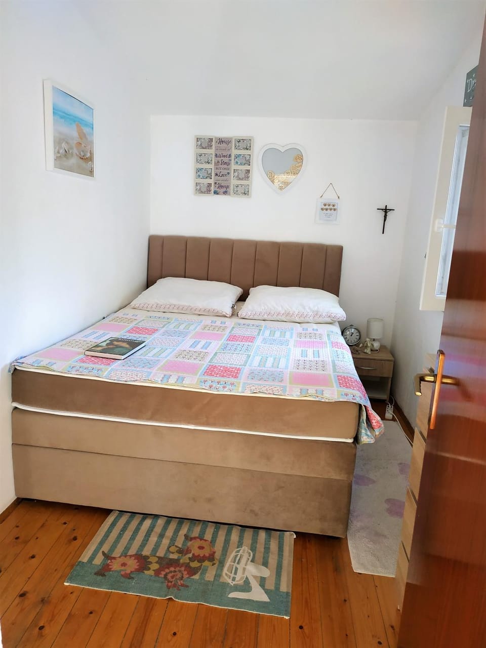 Bed, Photo of the whole room, Decorative detail, Bedroom