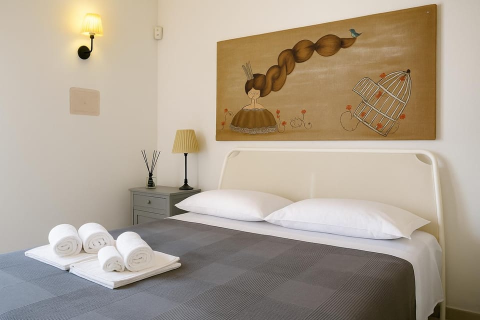 Photo of the whole room, Bedroom, towels