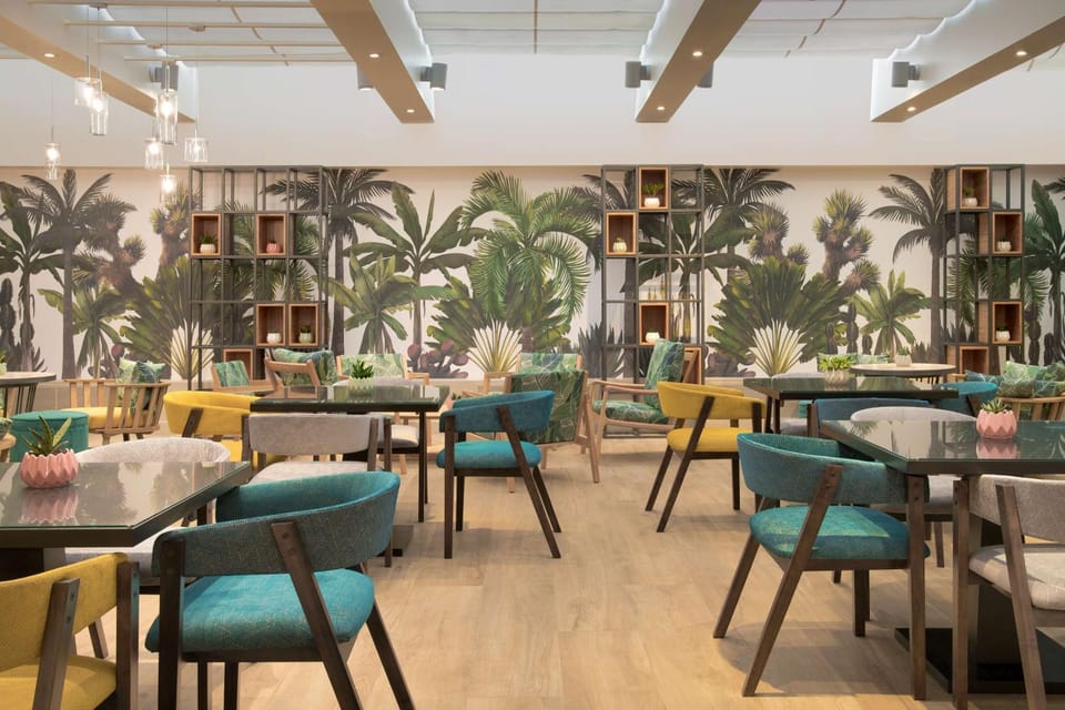 Restaurant/places to eat, Dining area, On site