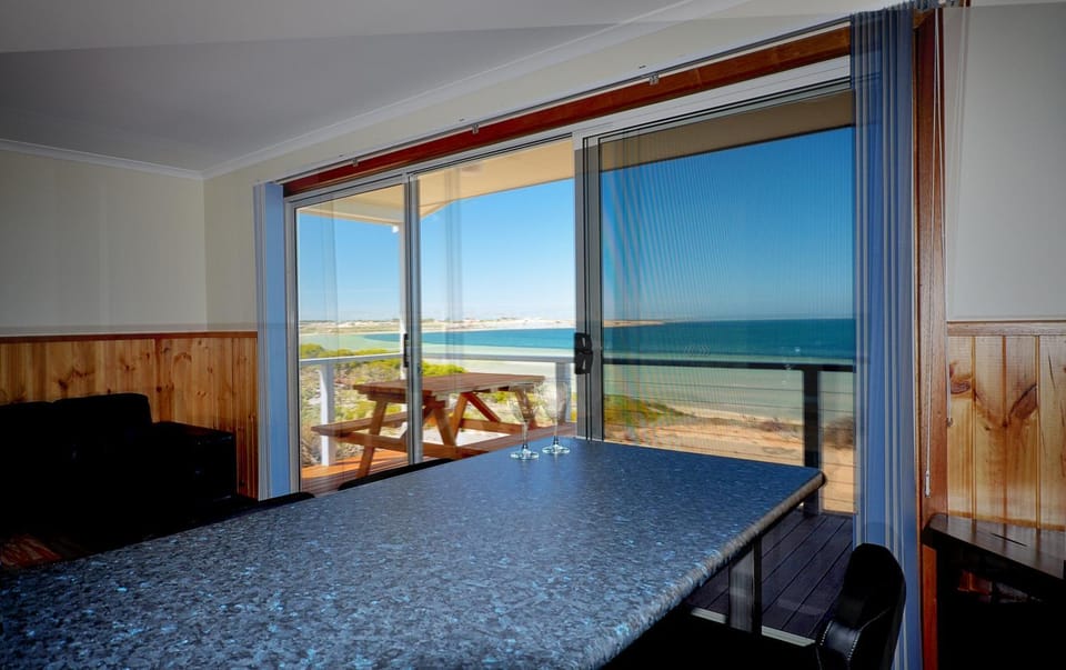 Patio, Staff, Spring, Day, Natural landscape, Balcony/Terrace, Living room, Dining area, Beach, Beach, On site, Sea view, Family