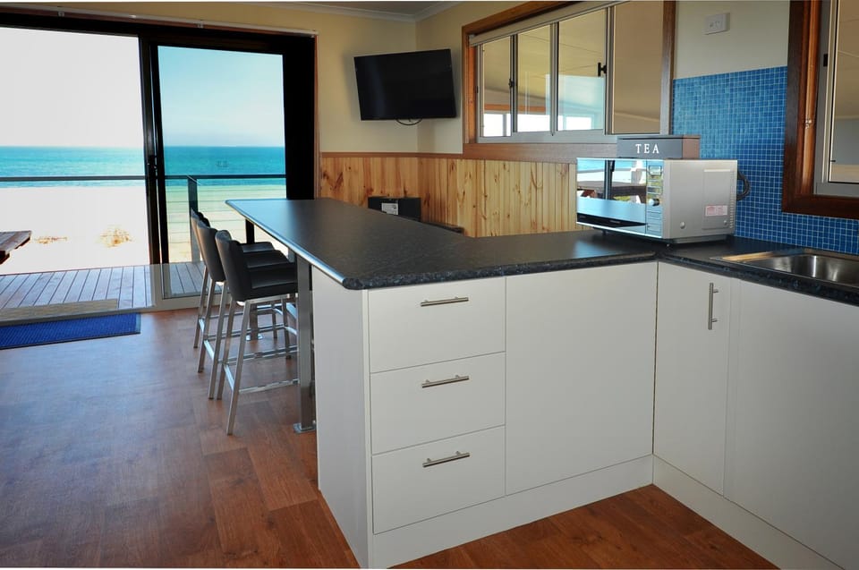 Patio, Staff, Balcony/Terrace, Kitchen or kitchenette, Dining area, Beach, Sea view, Family