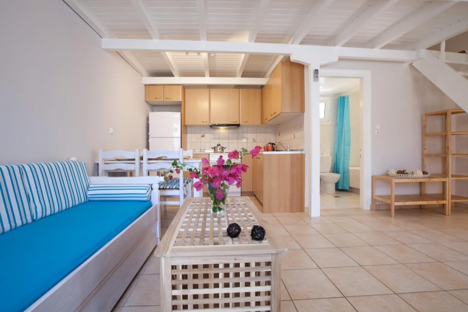Kitchen or kitchenette, Seating area, Dining area
