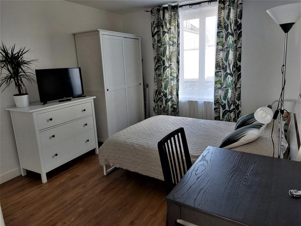 Communal lounge/ TV room, TV and multimedia, Living room, Seating area, Bedroom