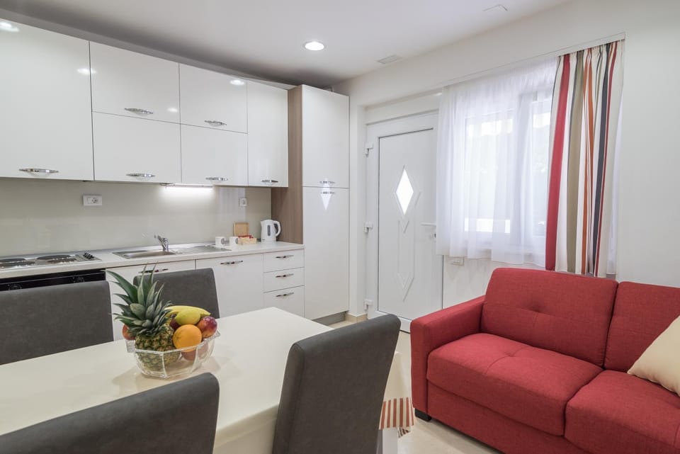Coffee/tea facilities, Kitchen or kitchenette, Living room, Dining area