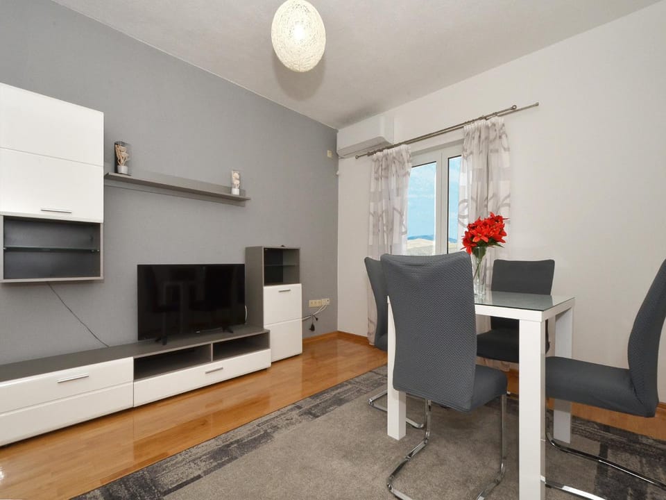 TV and multimedia, Seating area, Dining area