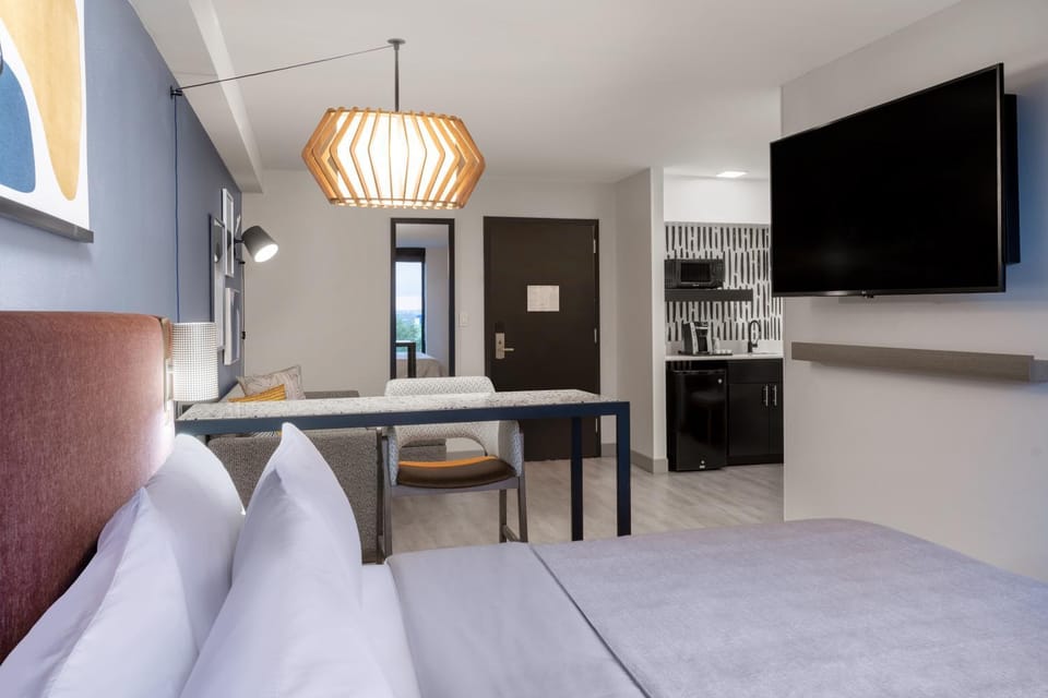 Bed, Living room, Photo of the whole room, Seating area, Bedroom