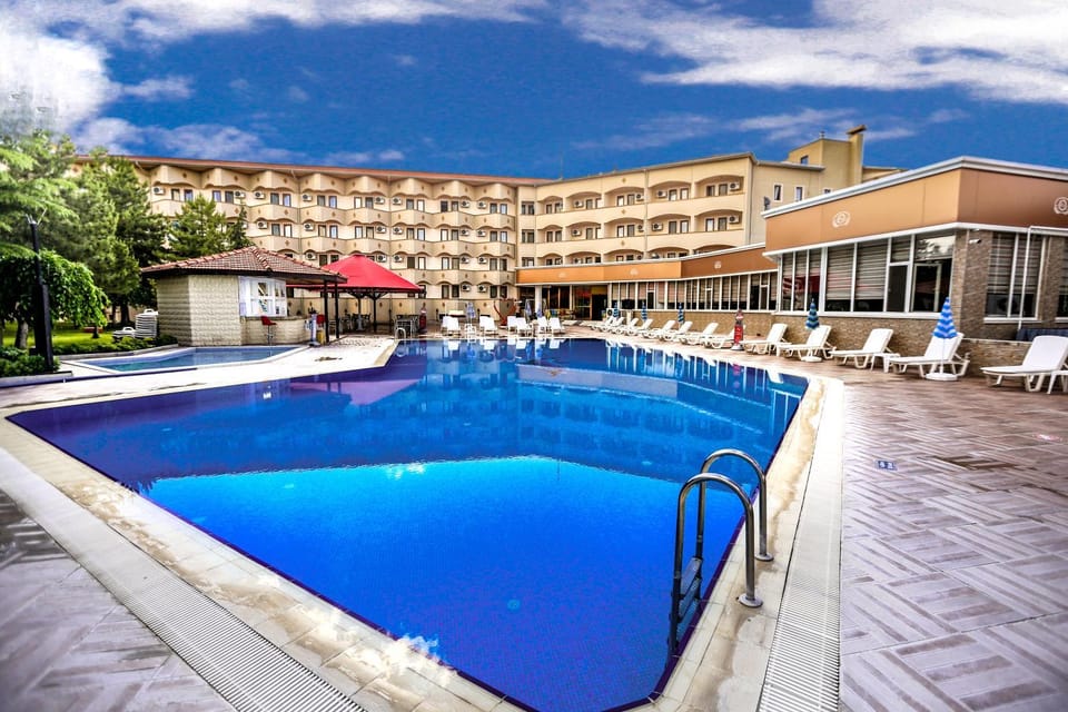 Property building, Day, Pool view, Swimming pool, Swimming pool