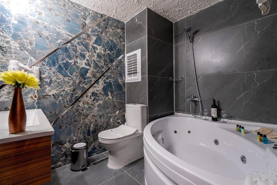 Shower, Toilet, Bathroom, towels