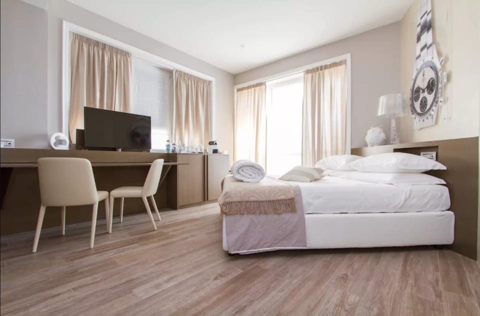 TV and multimedia, Seating area, Bedroom