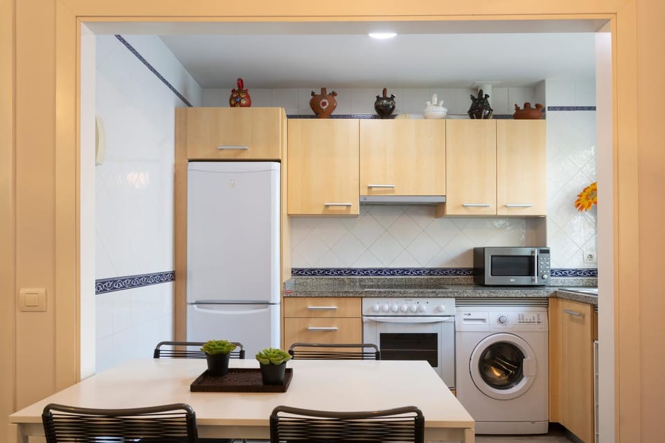 Kitchen or kitchenette, Dining area, minibar, pet friendly, stove, washing machine
