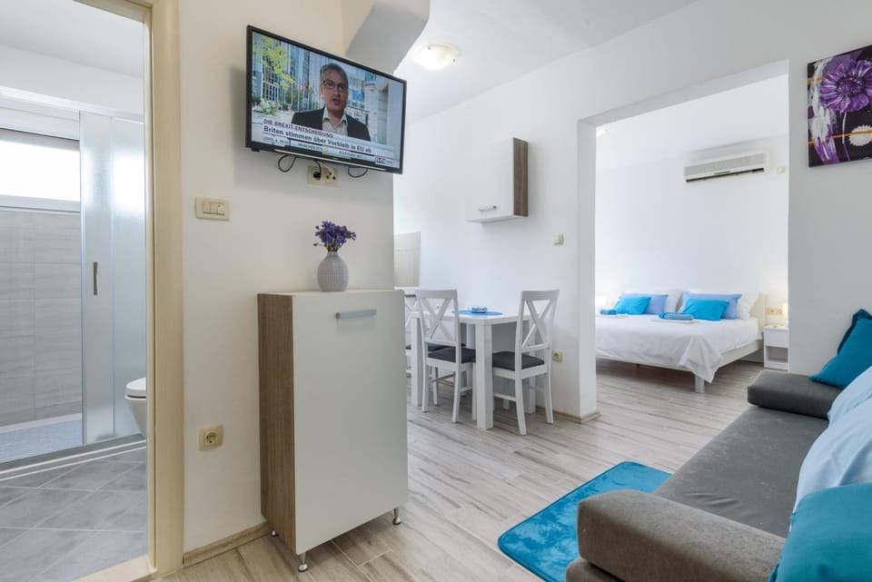Day, Summer, Bathroom, TV and multimedia, Living room, Decorative detail, Dining area, Bedroom, On site, Area and facilities