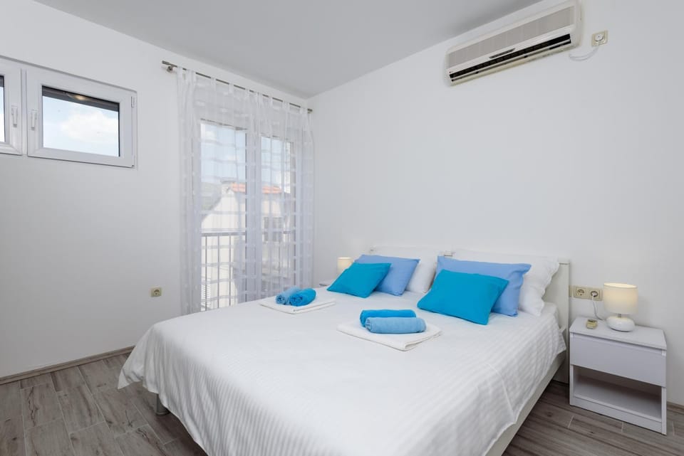 Day, Summer, Decorative detail, Bedroom, On site