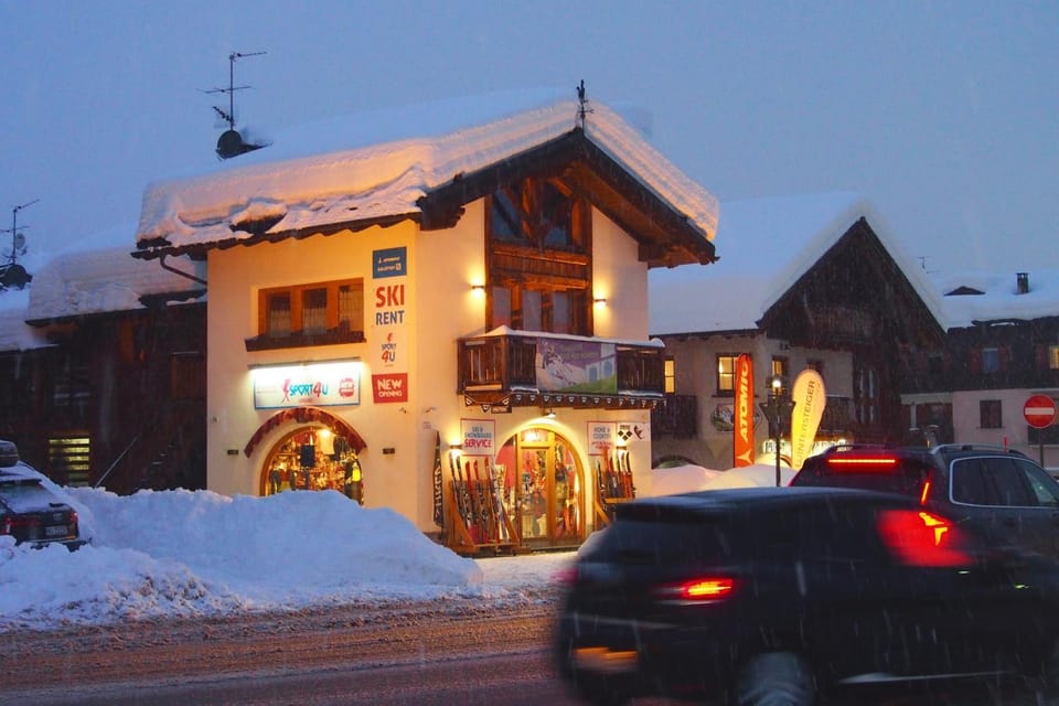 Property building, Facade/entrance, Winter