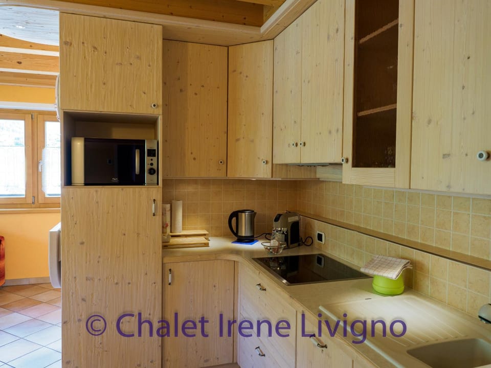 Coffee/tea facilities, Kitchen or kitchenette, minibar, stove