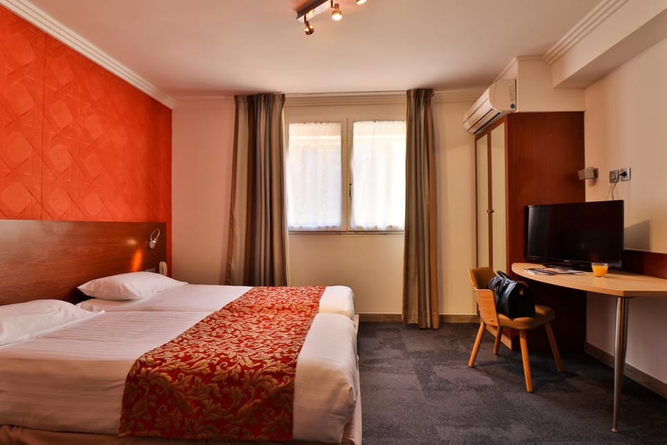 Bed, TV and multimedia, Photo of the whole room, Bedroom, hair dresser, wardrobe