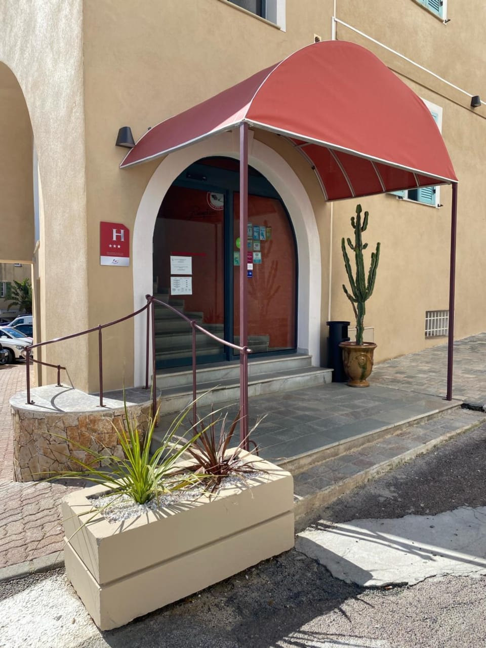 Facade/entrance