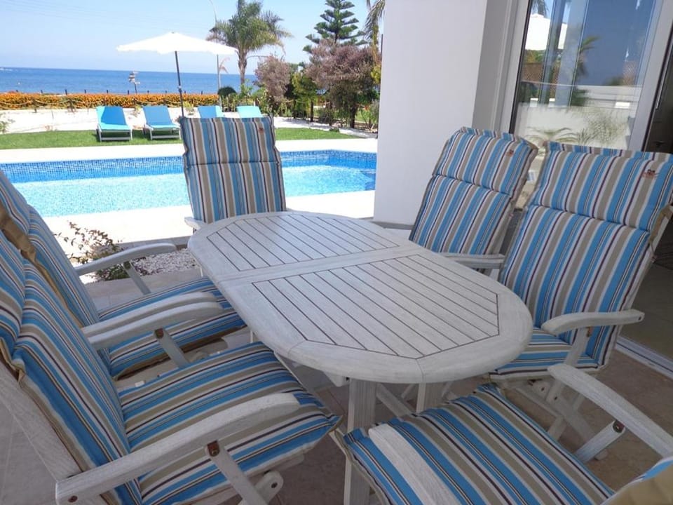 Patio, Day, Swimming pool