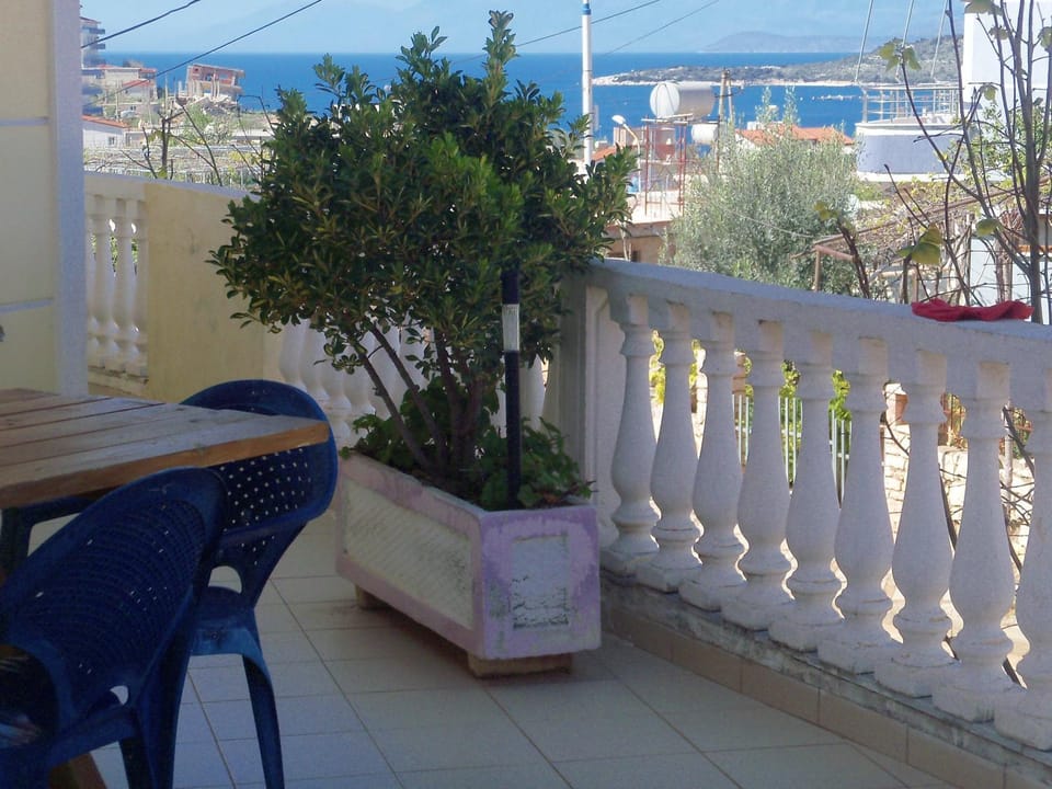 View (from property/room), Balcony/Terrace, Dining area, City view, Landmark view, Mountain view, Sea view, Street view