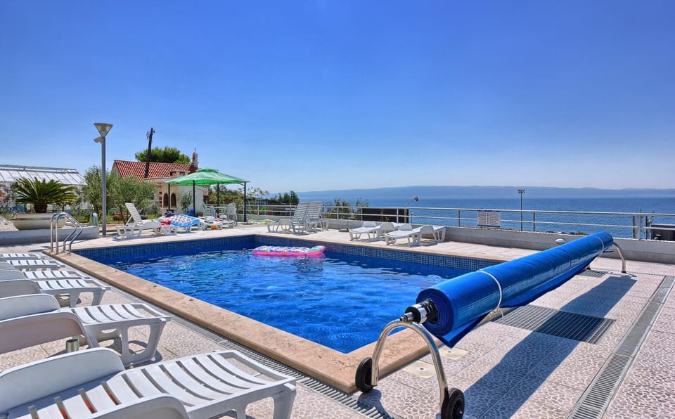 Swimming pool, Swimming pool