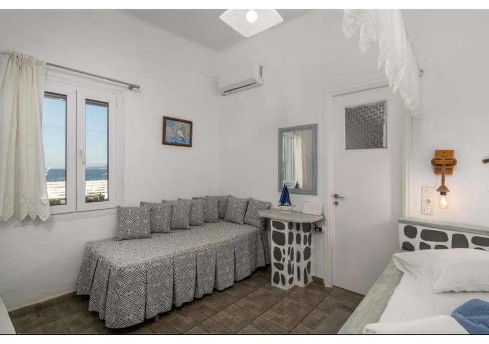 Stella's Mandrakia Seaside House Apartment in Milos