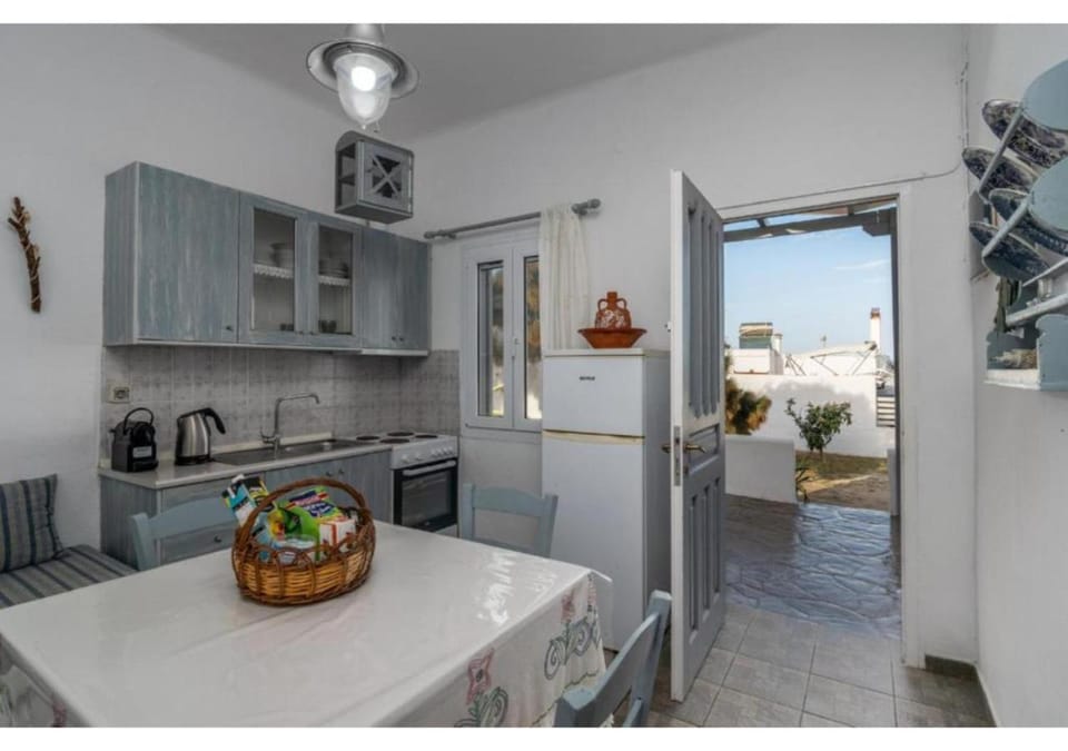 Stella's Mandrakia Seaside House Apartment in Milos
