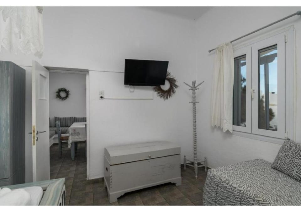 Stella's Mandrakia Seaside House Apartment in Milos