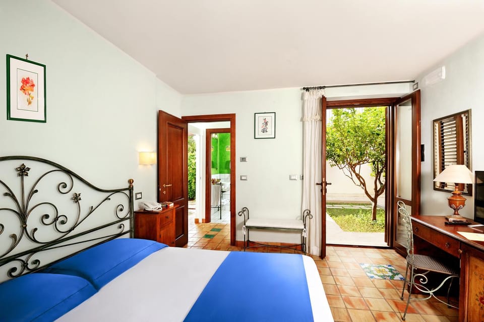 Bed, Garden, TV and multimedia, Photo of the whole room, Bedroom, Garden view
