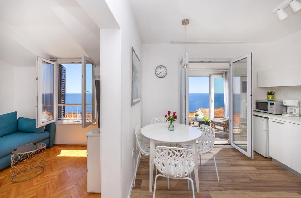 Kitchen or kitchenette, Seating area, Dining area