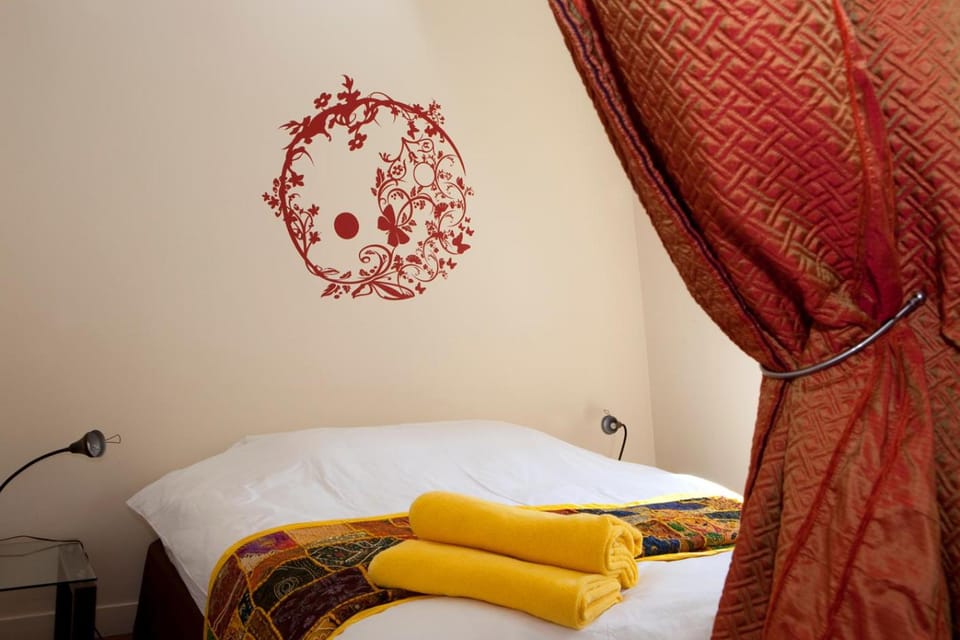 Photo of the whole room, Bedroom