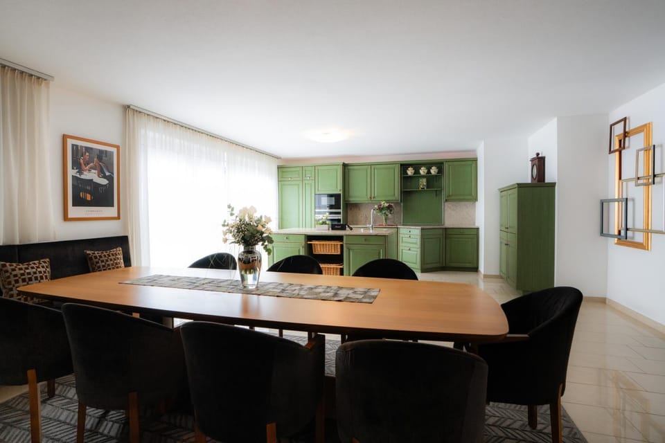 Kitchen or kitchenette, Dining area, stove