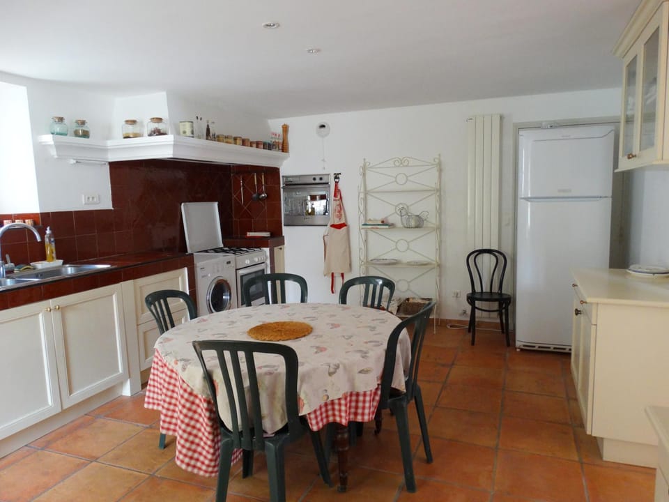 Property building, Coffee/tea facilities, Kitchen or kitchenette, Dining area