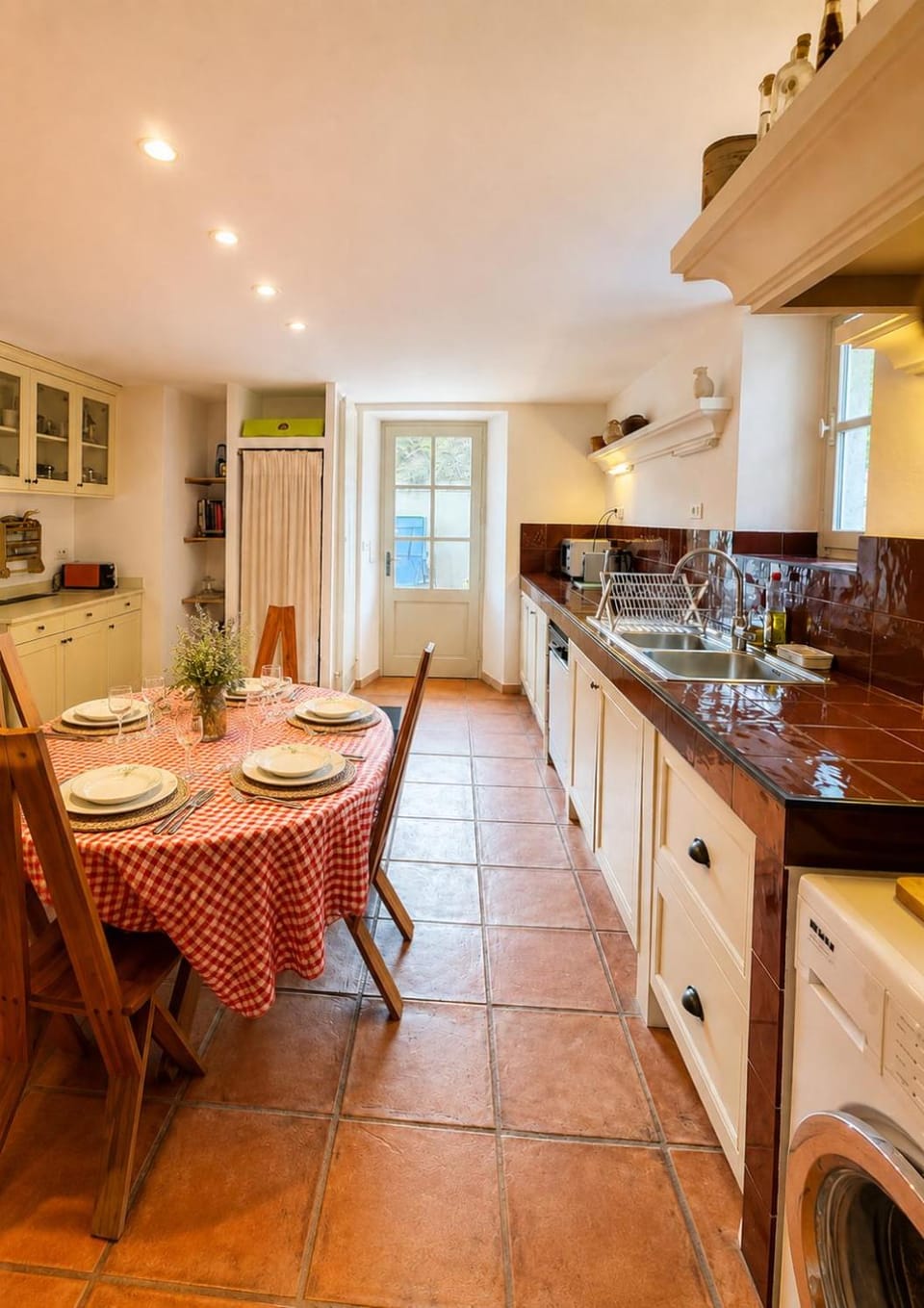 BBQ facilities, Kitchen or kitchenette, Pool view, dishwasher, stove, washing machine
