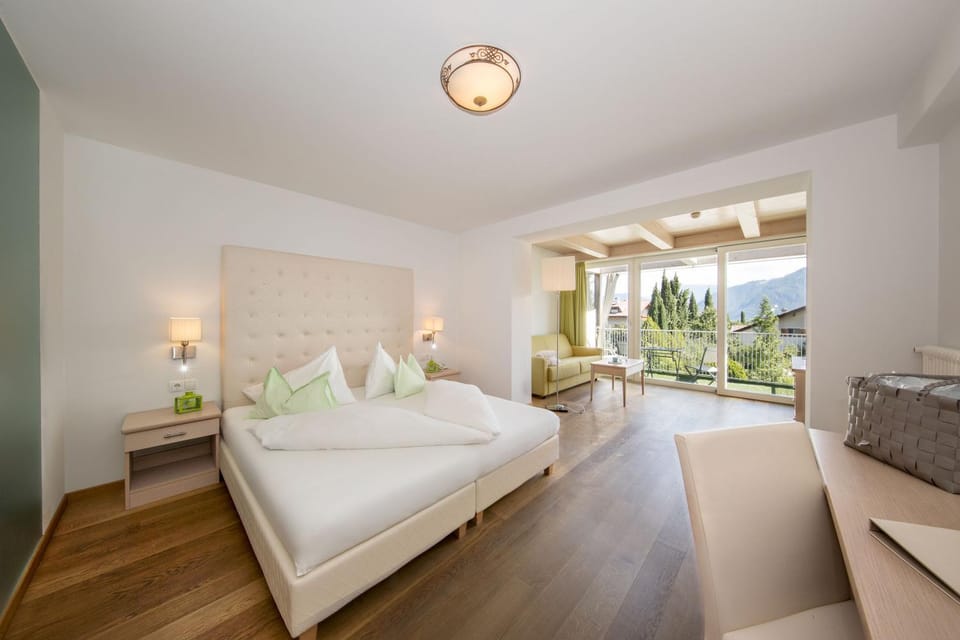 Photo of the whole room, Lake view