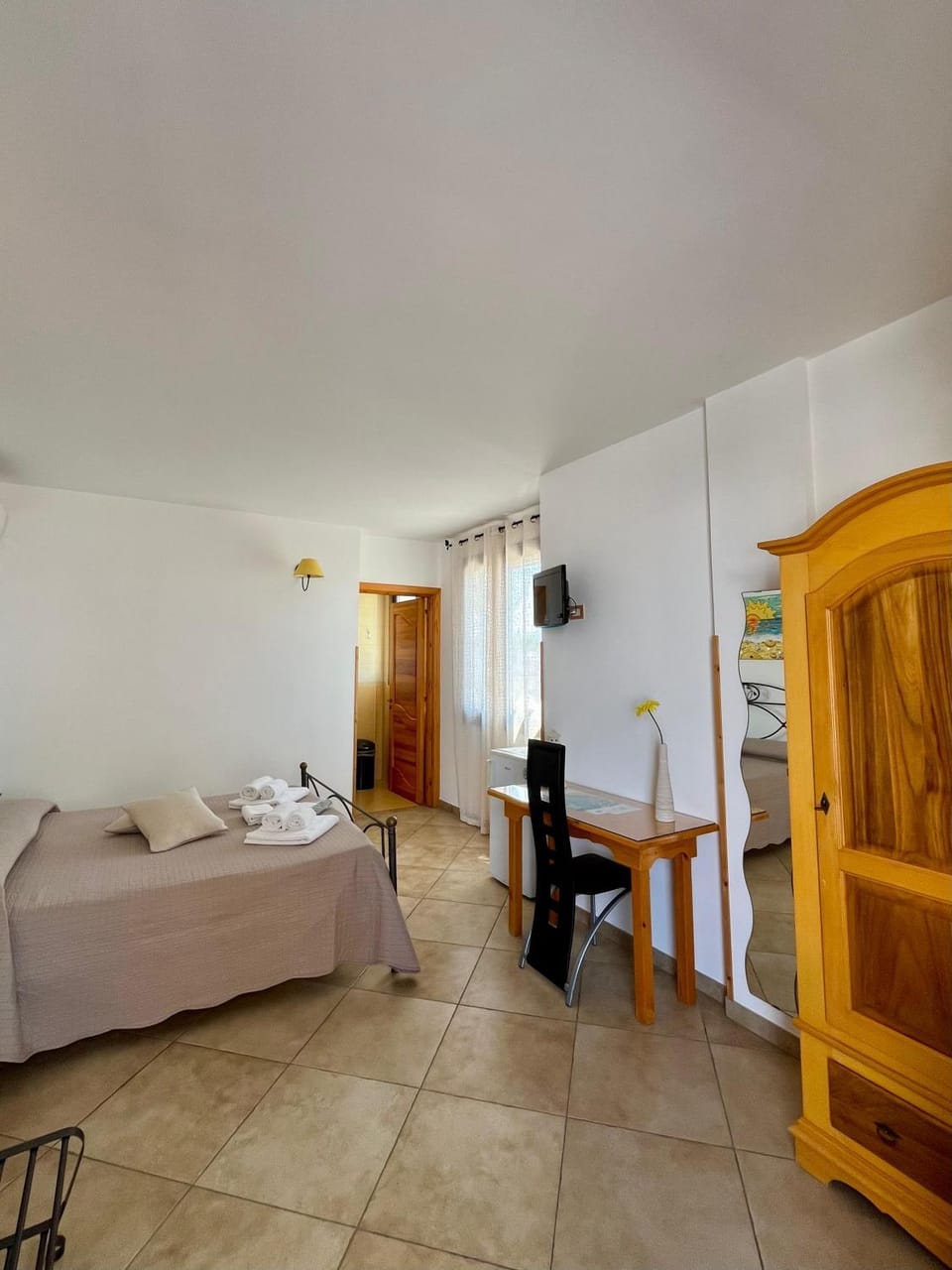 Bed, TV and multimedia, Photo of the whole room, Bedroom, internet, locker, towels, air conditioner