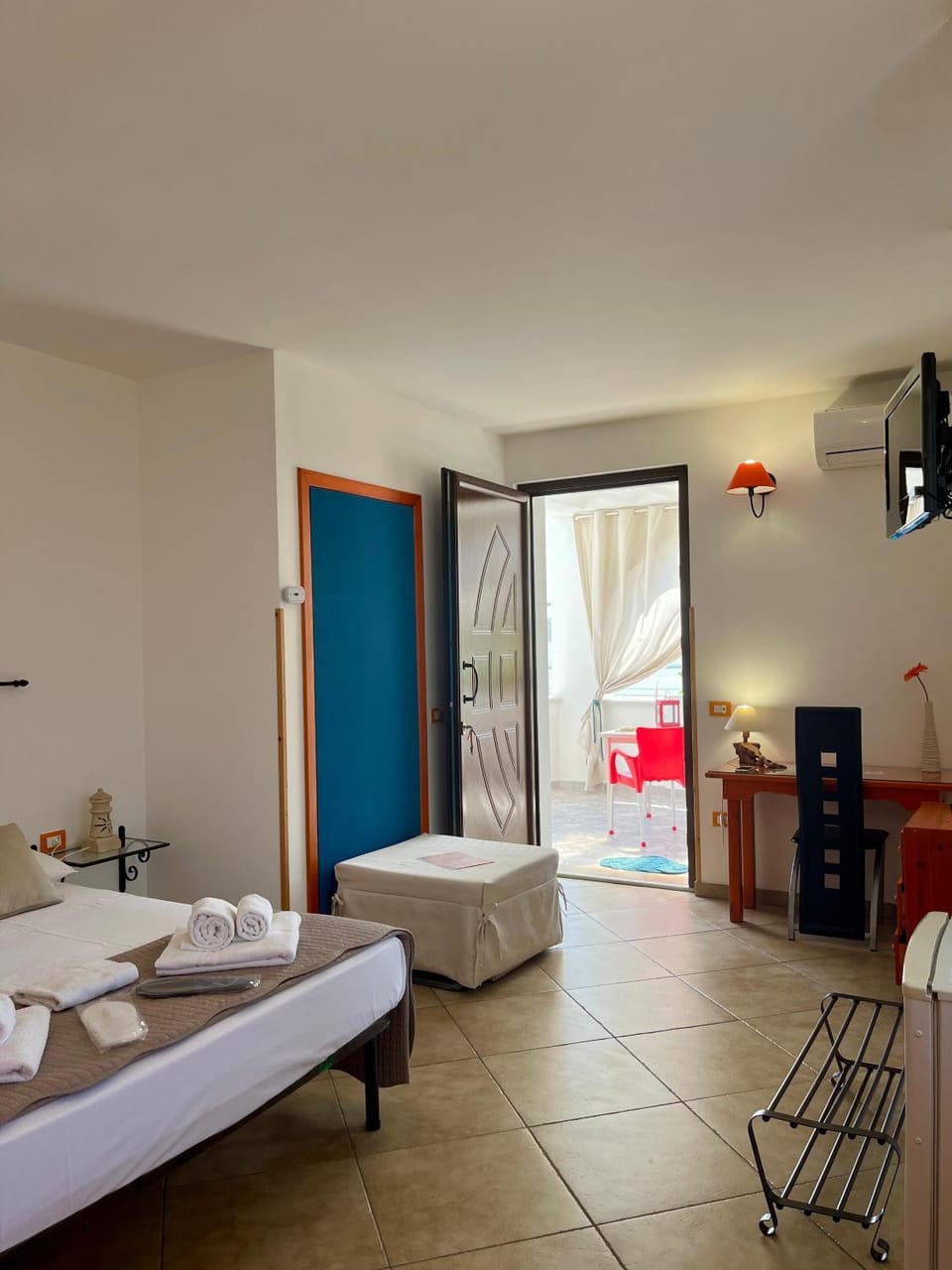 Bed, TV and multimedia, Photo of the whole room, Bedroom, internet, internet, towels, air conditioner, air conditioner