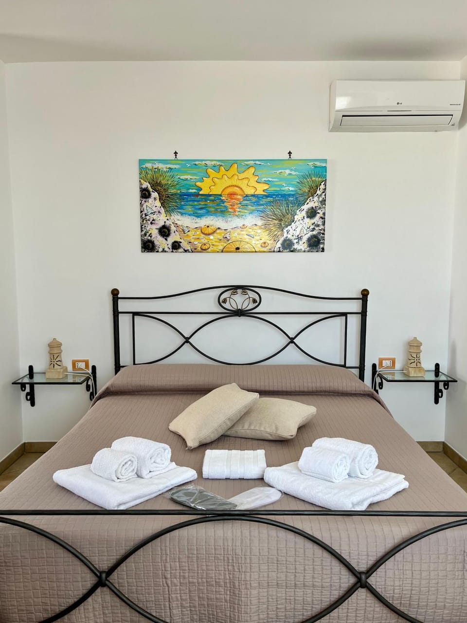 Bed, Bedroom, internet, towels, air conditioner