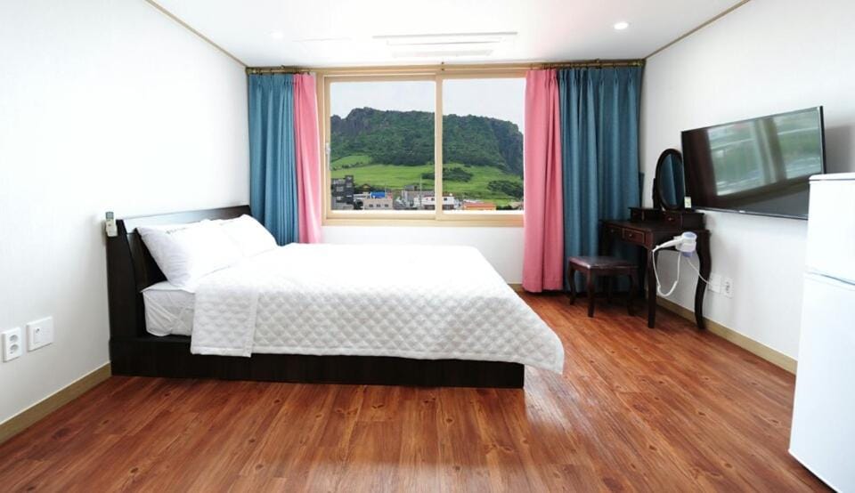 Day, Photo of the whole room, Mountain view